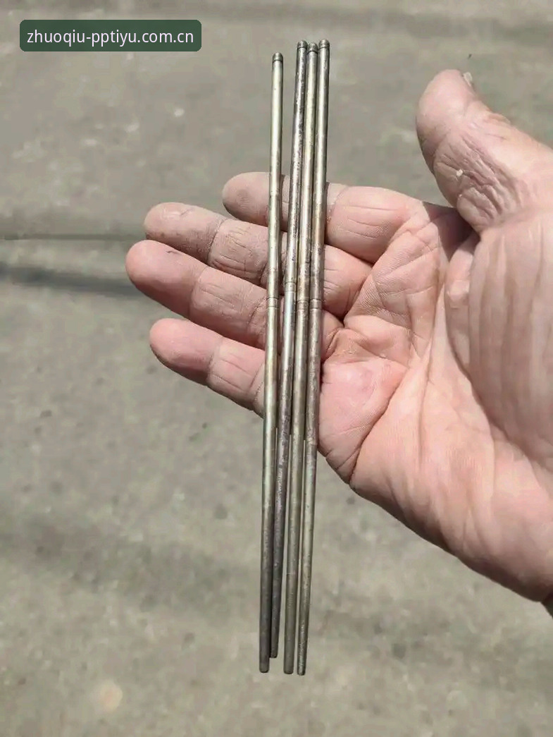 72克，这是彪马为本届世界杯参赛队打造的Ultraweave球衣单件重量。作为参照，一张标准A4打印纸约5克，一件球迷版球衣通常落在110克上下。四场小组赛过后，已有4件彪马球衣在对抗中被对手拉拽撕裂，其中3次发生在球员带球突破的瞬间，被迫离场更换。而同场竞技中，耐克和阿迪达斯赞助球队的球衣在同等强度拉拽下零破损——这不是巧合，是一个鲜明的对照组。
